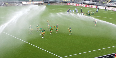 Cheerleaders onder de douche