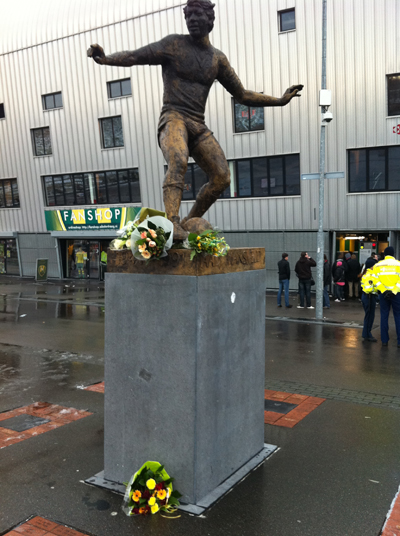 Bloemen bij het standbeeld van Mansveld