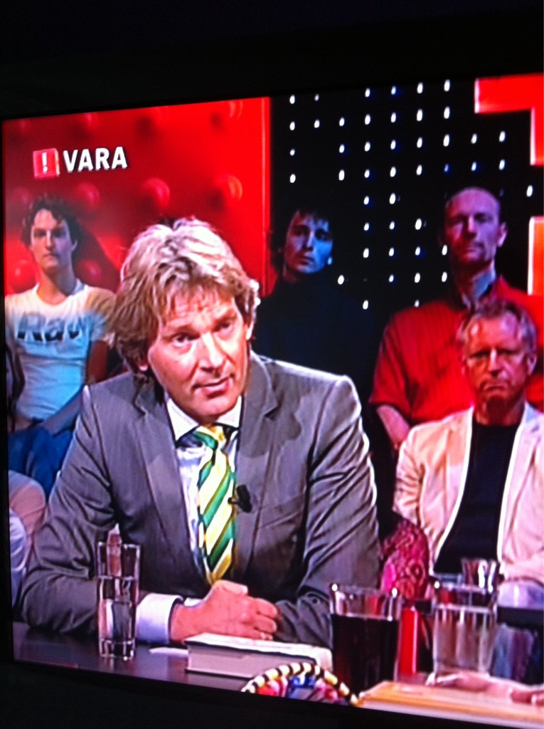 Matthijs van Nieuwkerk met een groengele stropdas tijdens DWDD