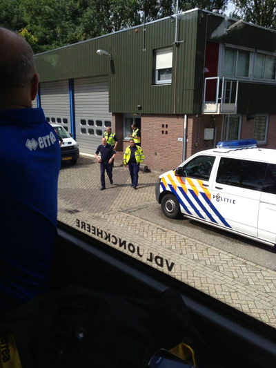 Politiecontrole spelersbus ADO - foto: Edwin Coret